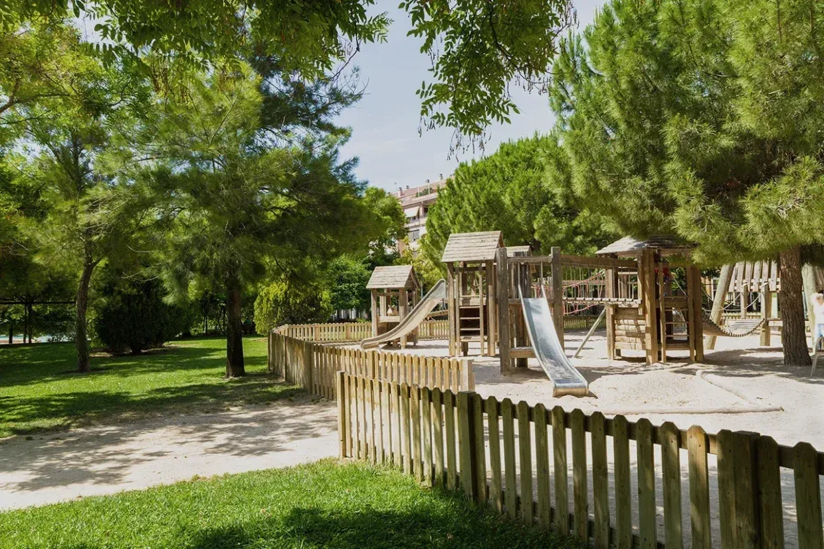 Familie auf dem Spielplatz im Gastgarten